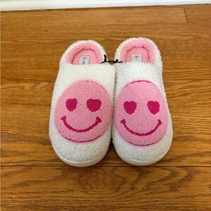 NWT Sole Mates Women’s Pink Smiley Face Slippers Size 7/8
